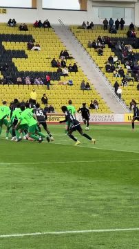 Папа Ндиага Яде сегодня в ударе: оформляет хет-трик ударом со штрафного