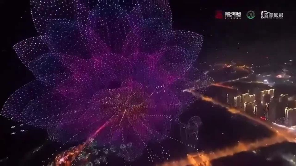 В Китае прошло масштабное световое шоу с участием почти 16 000 дронов