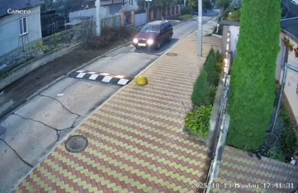 Водитель из Рыбницы объехал лежачий полицейский по тротуару и попал на домовую камеру