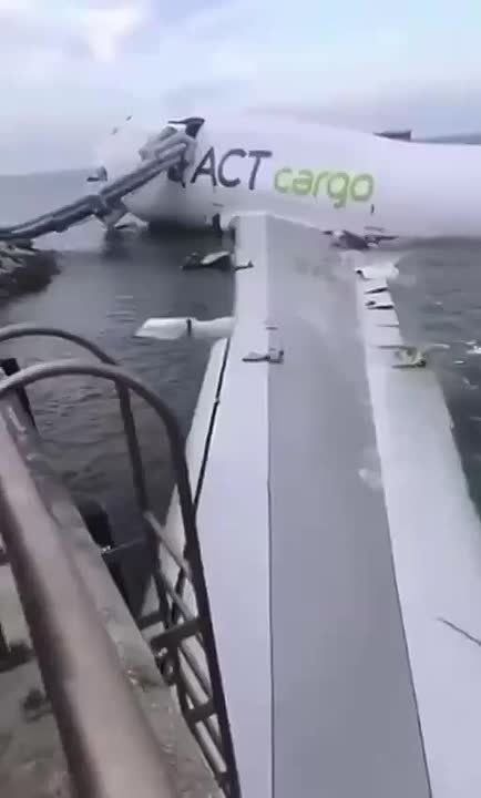 В Гонконге грузовой Boeing 747 турецкой авиакомпании выкатился за пределы взлетно-посадочной полосы и упал в море