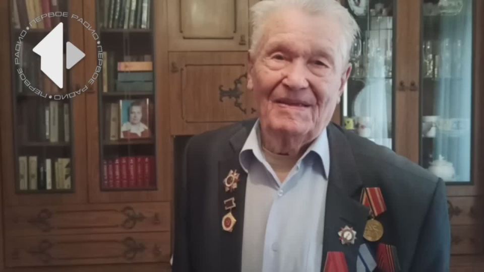 Ветеран Великой Отечественной войны Владимир Таламонович Костенко принимает поздравления с 98-м днём рождения