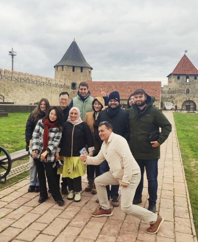 Блогеры и туроператоры из Китая, Индии, ОАЭ, Армении, Турции и Израиля фоткаются в цитадели Бендерской крепости