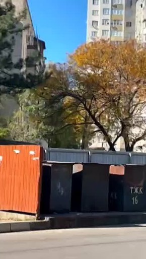 Целая гора мусора уже неделю лежит рядом с дорогой на Балке, пока в двух метрах от неё стоят мусорные баки