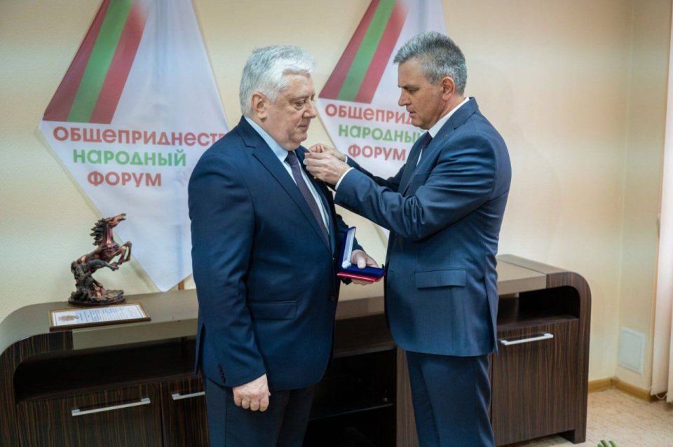 Это фото 2023 года, когда Юрий Чебан получил награду