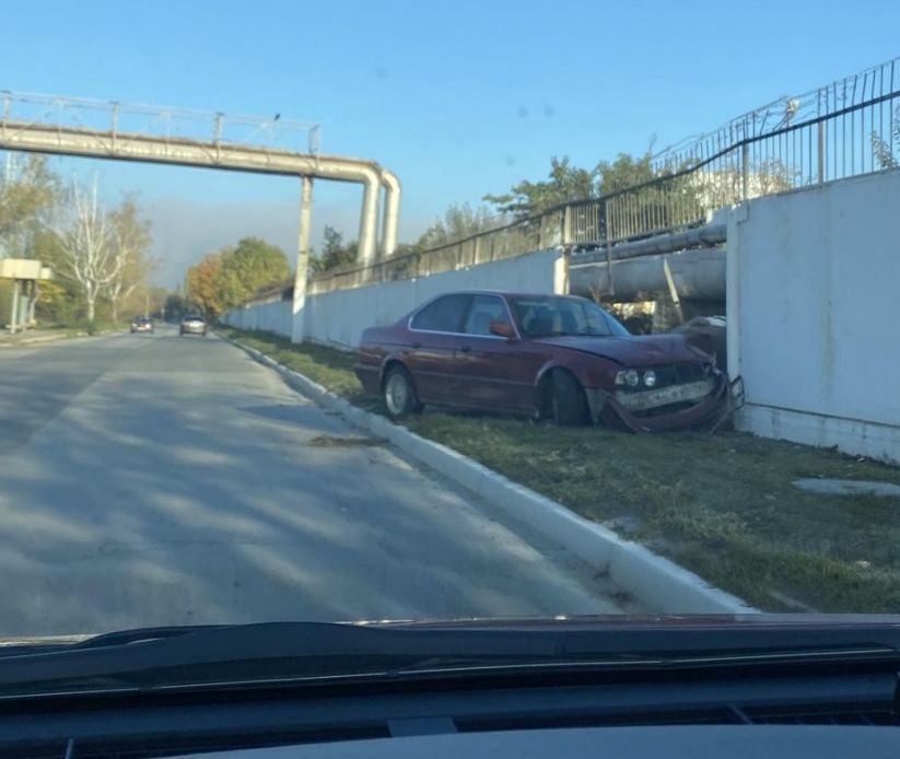 «БМВ» в Рыбнице одним глазком посмотрел через забор