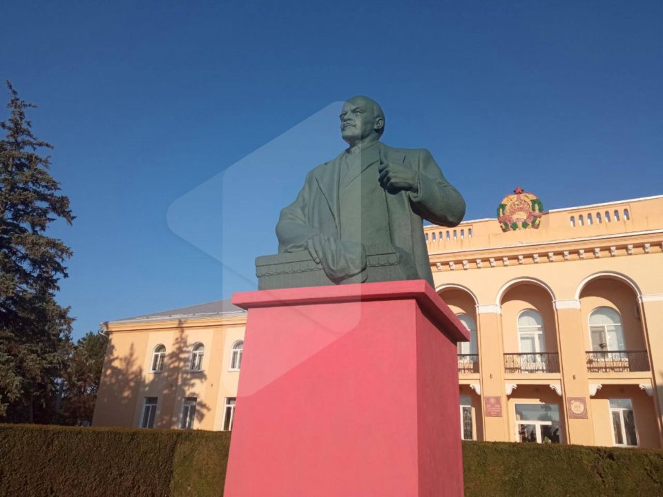 В Дубоссарах отреставрировали памятник Ленину на площади Защитников