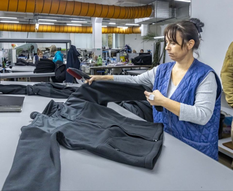 Не один год в Тирасполе работает швейное производство «Видикон»: высококачественные современные методы пошива на заказ рабочей и спецодежды, реализация тканей и фурнитуры