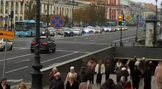 В Питере произошло массовое ДТП с участием восьми автомобилей — пострадала женщина