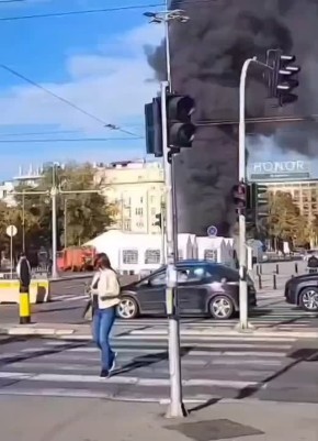 Теракт в Сербии в центре Белграда: 70-летний мужчина открыл стрельбу и поджёг палатку сторонников президента Вучича прямо возле здания парламента Сербии Сразу после этого началась стрельба. Нападавший задержан....