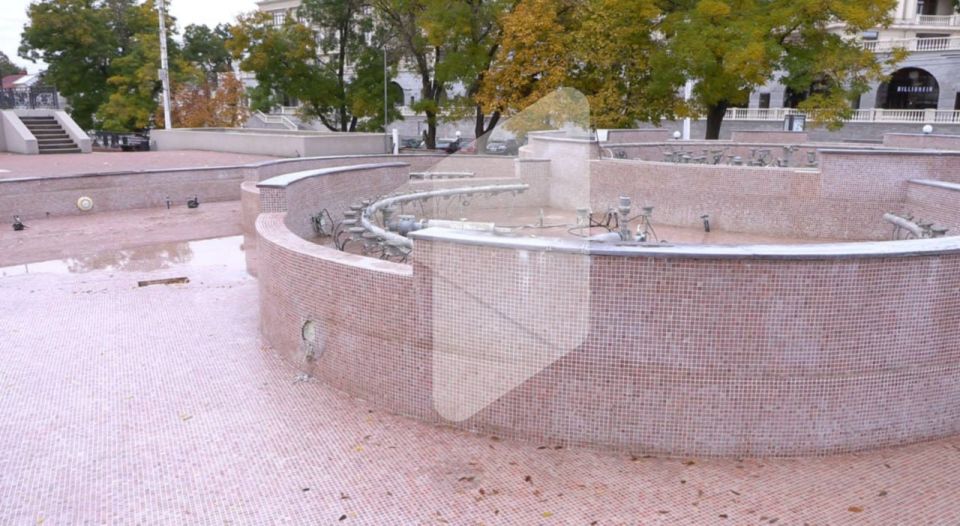 Столичные фонтаны начали готовить к зиме