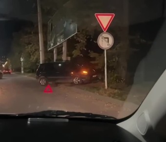Две тёмные машины столкнулись вчера вечером на повороте у Дендропарка в Тирасполе