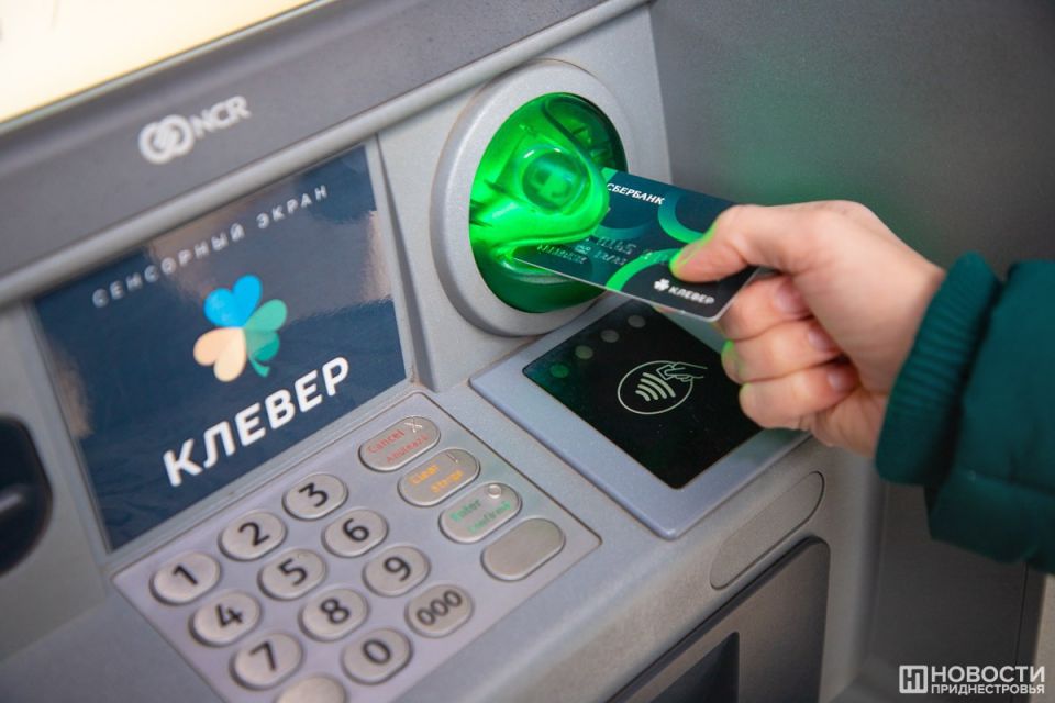 Как снять деньги в банкомате – памятка для пенсионеров от Сбербанка