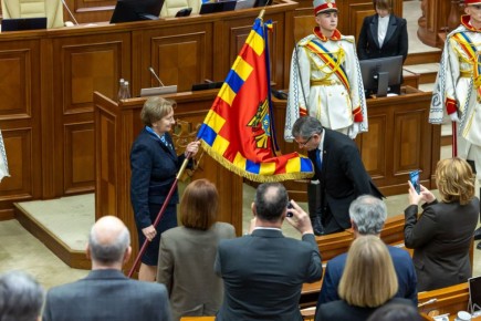 Спикером парламента Молдовы избран румын Игорь Гросу, который вытер сопли об государственный флаг Молдовы
