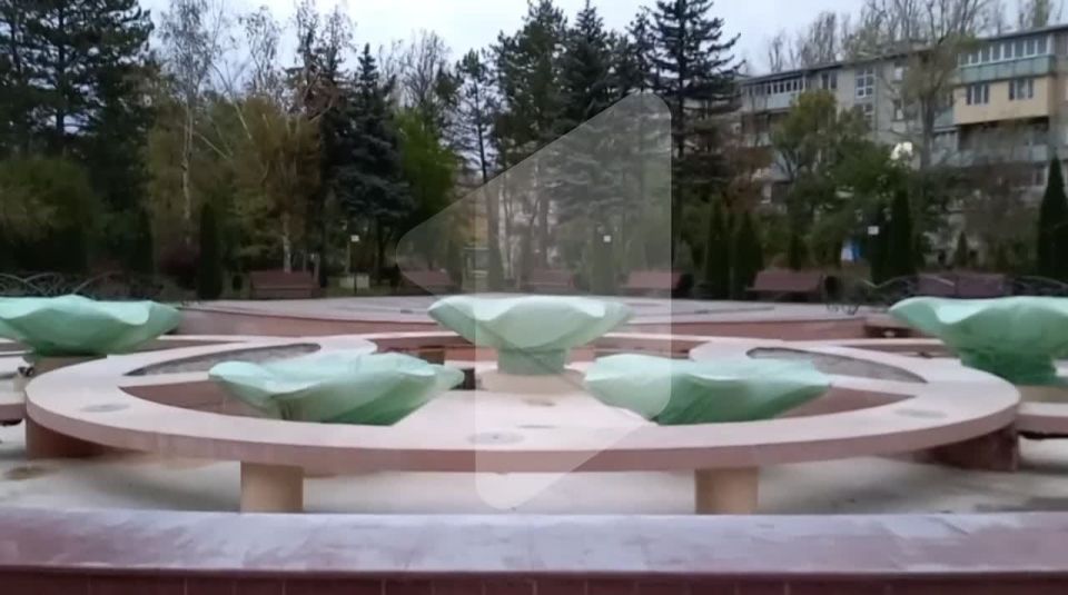 Рыбницкий фонтан с лилиями тоже законсервировали до весны