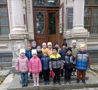 Сегодня воспитанники подготовительной группы МОУ «Бендерский детский сад №11» вместе с воспитателем Аллой Ивановной Старовойтовой побывали в «Бендерском историко-краеведческом музее»