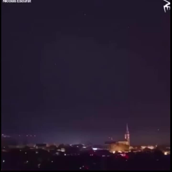 Красные спрайты, представляющие собой мощные электрические разряды, происходящие высоко над грозовыми облаками, запечатленные французским астрофотографом Николя Эскура