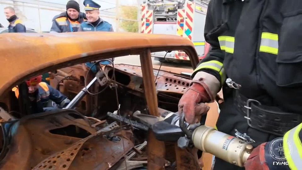 У пожарных и спасателей – тренировка с гидравлическими ножницами