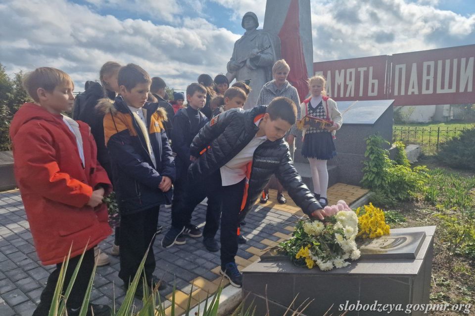 Школьники из Карагаша почтили память героя Антона Чичика