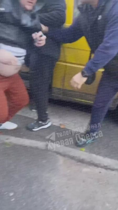 В Одессе неравнодушные украинцы спасли мужчину, люди ненавидят полицаев-военкомов