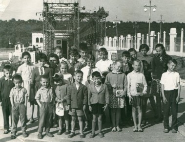 Жители Дубоссар собрали огромный школьный фотоальбом