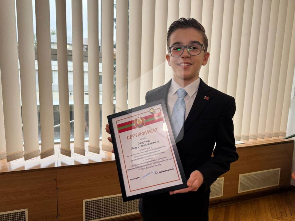 Это Лев Смертин – юный вокалист