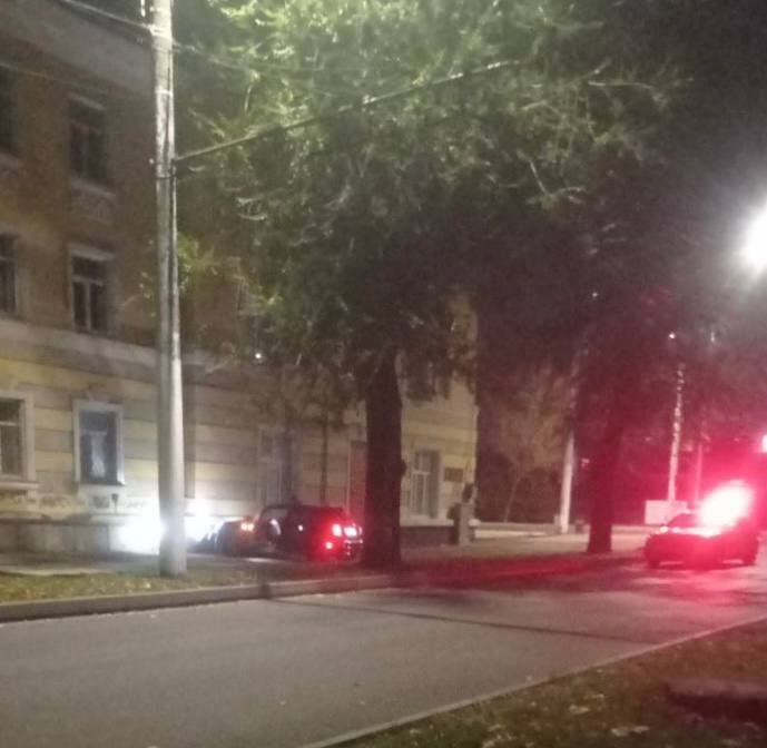 Ночной гость попытался попасть в общагу ПГУ прямо на машине, пока весь город спал