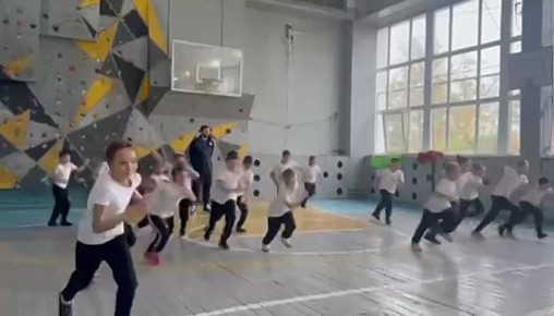 Половина из этих бегущих школьников профессионально занимаются спортом прямо в школе