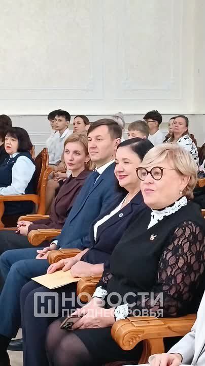 Лучшим школьникам и студентам Приднестровья сегодня вручили сертификаты президентской стипендии