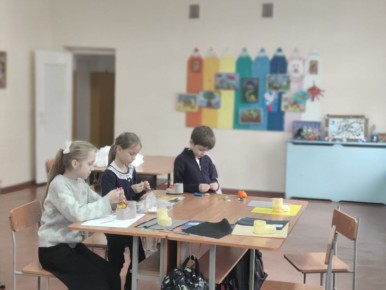 В бендерском ДДЮТ готовятся ко «Дню ремёсел»: делают вязанные игрушки и рисунки из лоскутов ткани