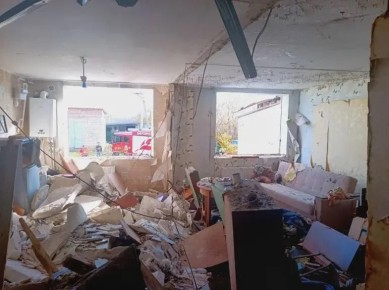 Мощный взрыв прогремел в жилом доме в молдавских Флорештах: пострадали хозяин квартиры, 68-летний мужчина, получивший ожоги головы, и 17-летняя девушка из соседней квартиры