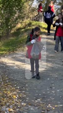 В Тирасполе у парома добровольцы убирают берег Днестра