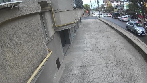 В Кишиневе внедорожник эпично попытался взлететь, но его остановил столб