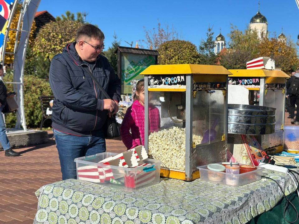 Праздник начался. Солнечная погода, безоблачное небо