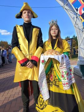 Скоро приедет руководство города! Будем встречать хлебом-солью!