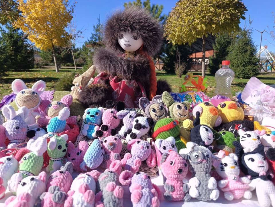 Вдоль центральной аллеи крепостного парка лавки мастеров нашего края