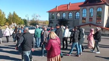 Туристы заходят в крепость