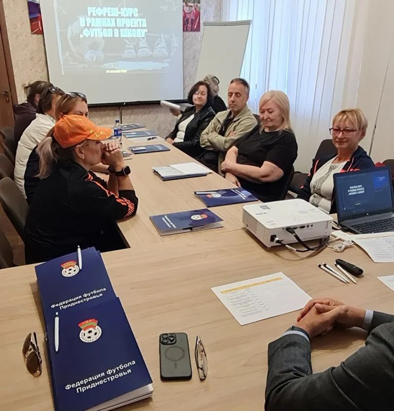 Учителя физкультуры обменялись опытом по развитию школьного футбола