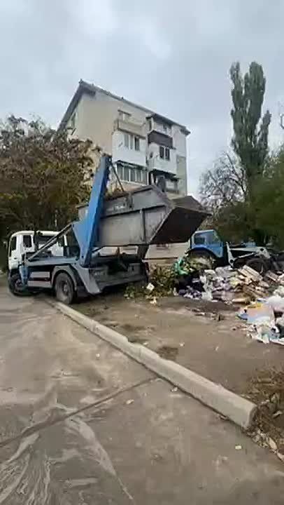 Спецавтохозяйство: мусорную лодку на 25 октября уже убрали по графику