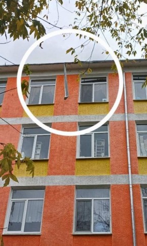 Кусок отлива свисает с крыши бендерской гимназии №1. Фото прислали родители, которые переживают за безопасность детей: говорят, кусок болтается и гремит, когда дует ветер