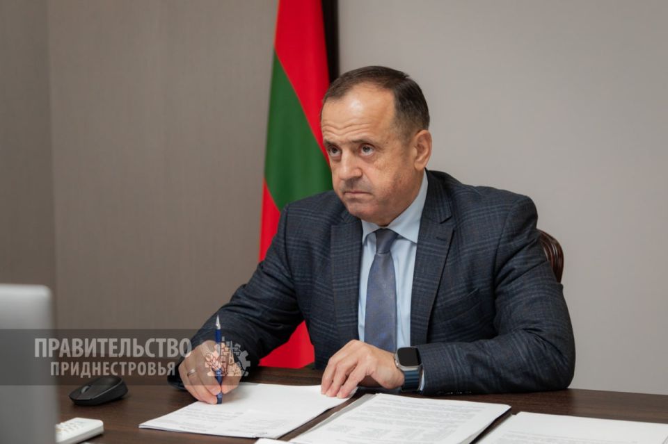 «Все обязательства государства по оплате труда и социальным выплатам выполняются в полном объёме. Остальные направления финансируются по мере возможностей», – премьер Александр Розенберг