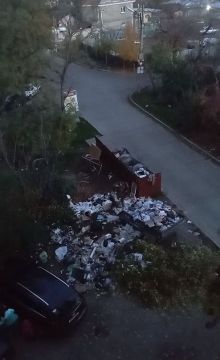 Гора мусора навалена у самого начала центральной улицы Тирасполя