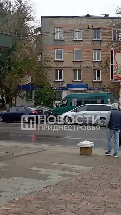 На Бородинке — пробка. В ДТП столкнулись маршрутка 9-ка и легковушка