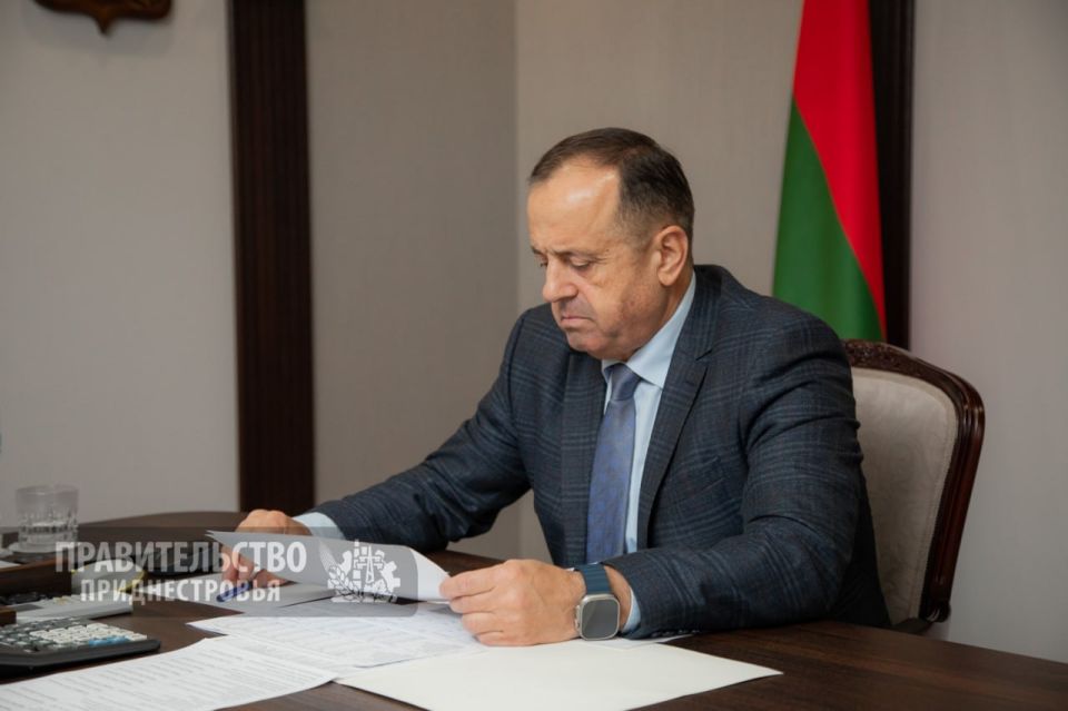 Премьер Александр Розенберг – о выплате зарплат, пенсий и пособий в 2026-м на совещании с главами районов: