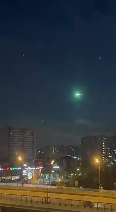 Ночью над Москвой пролетел неизвестный светящийся объект