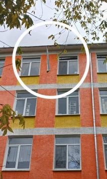 Кусок отлива свисает с крыши бендерской гимназии №1. Фото прислали родители, которые переживают за безопасность детей: говорят, кусок болтается и гремит, когда дует ветер