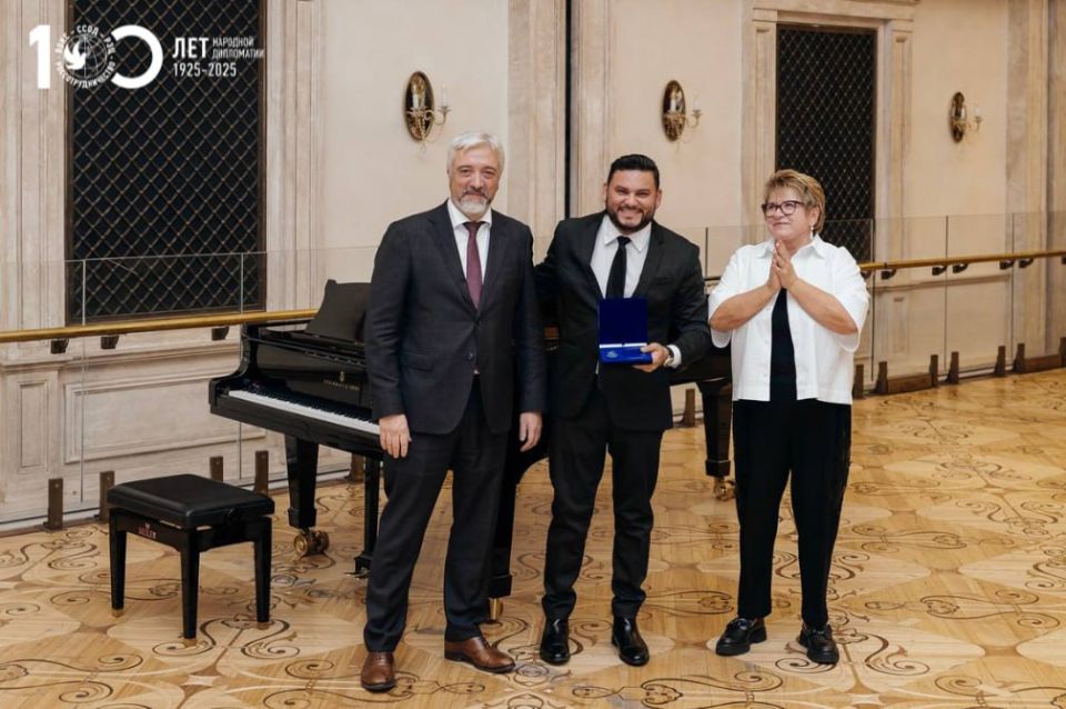 В Большом театре наградили иностранных друзей России