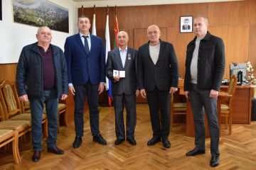 Водителю колхоза «Путь Ленина» из села Хрустовая Василию Кузьмуку вручили орден «Трудовая Слава»