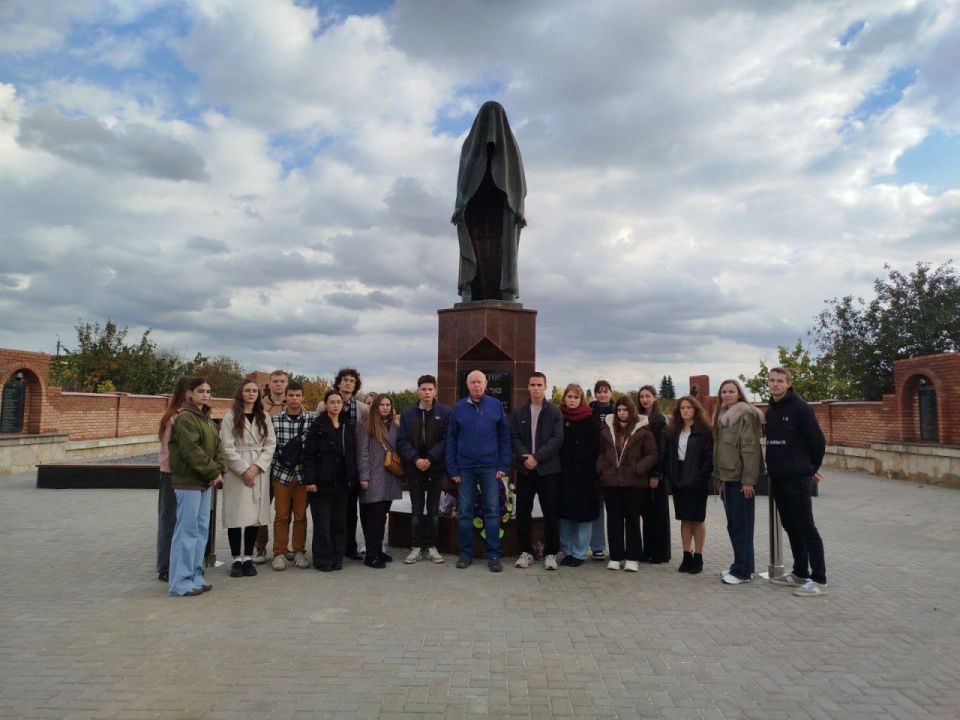 Студенты ПГУ посетили отреставрированный Мемориал жертвам фашизма в Дубоссарах