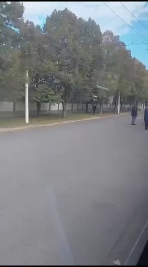 В соцсетях опубликовали видео, на котором водитель маршрутки с ручкой от домкрата в руках объясняет, почему нельзя хлопать дверью