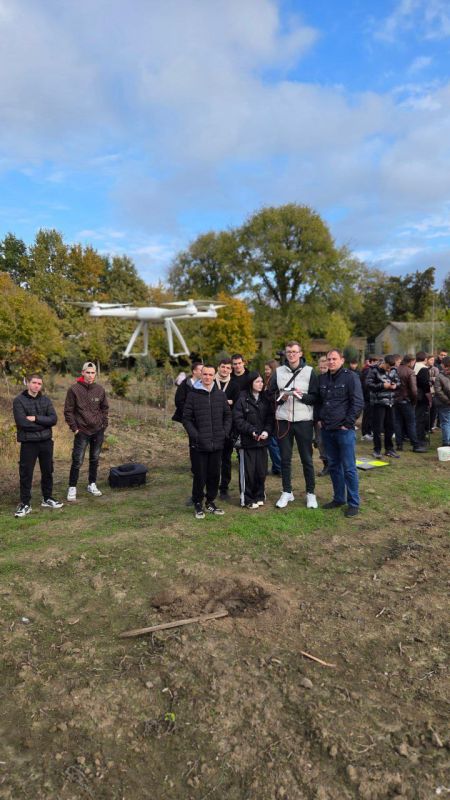 Студенты аграрно-технологического факультета ПГУ на агробиологической станции познакомились с применением дронов в сельском хозяйстве